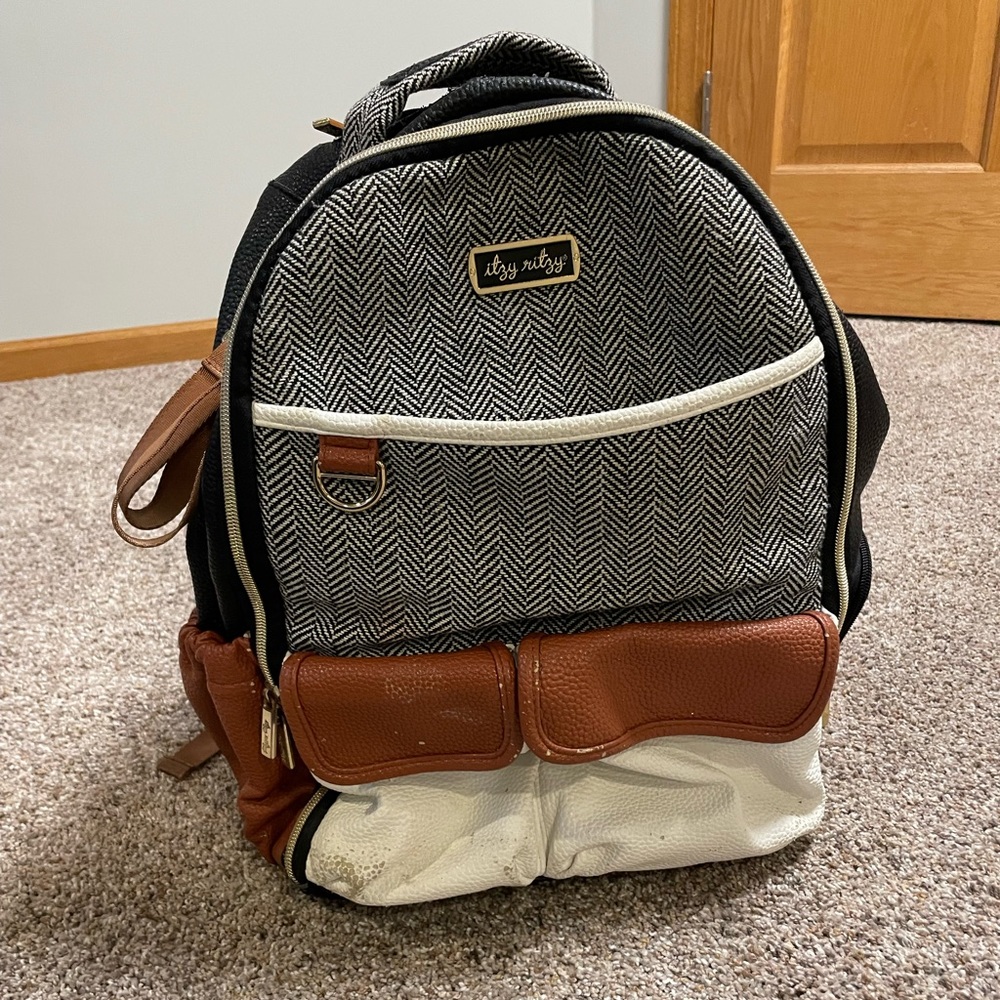 Itzy Ritzy boss bag coffee and cream color
